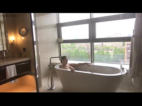 ❤️ Milžiniškas kūdikis aistringai masturbuoja savo putę vonios kambaryje ❤️❌ Anal porno prie mūsų