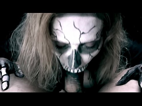 ❤️ Demoniška mergina čiulpia varpą savo juoda burna ir ryja spermą. ❤️❌ Anal porno prie mūsų