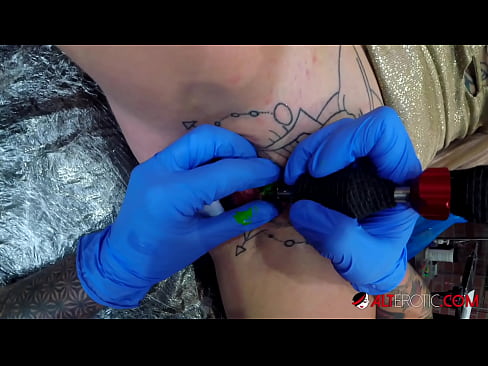 ❤️ Itin tatuiruota karšta Sully Savage gavo tatuiruotę ant savo klitorio ❤️❌ Anal porno prie mūsų